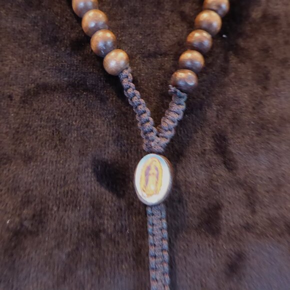 VINTAGE OUR LADY OF GUADALUPE 18” WOOD CRUCIFIX MACRAME BROWN CORD ROSARY - Picture 12 of 12
